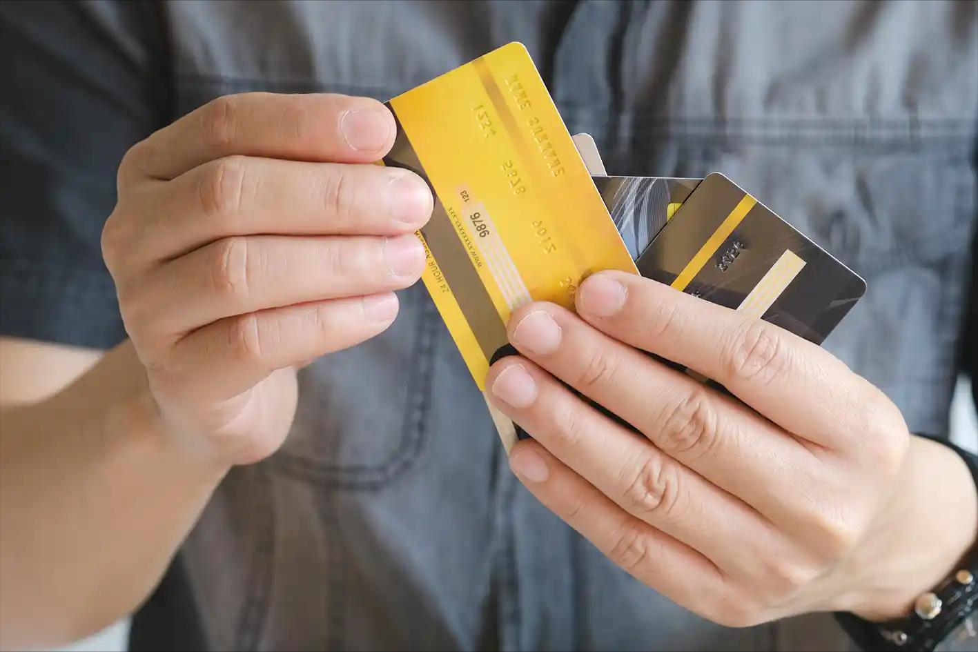 Bingung Pilih Kartu? Ini Perbedaan Kartu Debit dan Kredit Secara Lengkap!