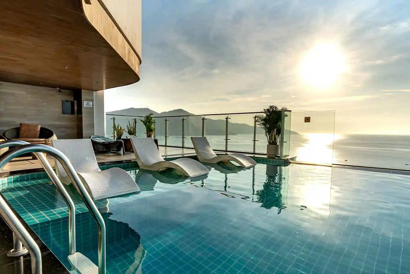 Rekomendasi 7 Hotel bintang 5 di Semarang dengan Rooftop Cantik untuk Sunset-an