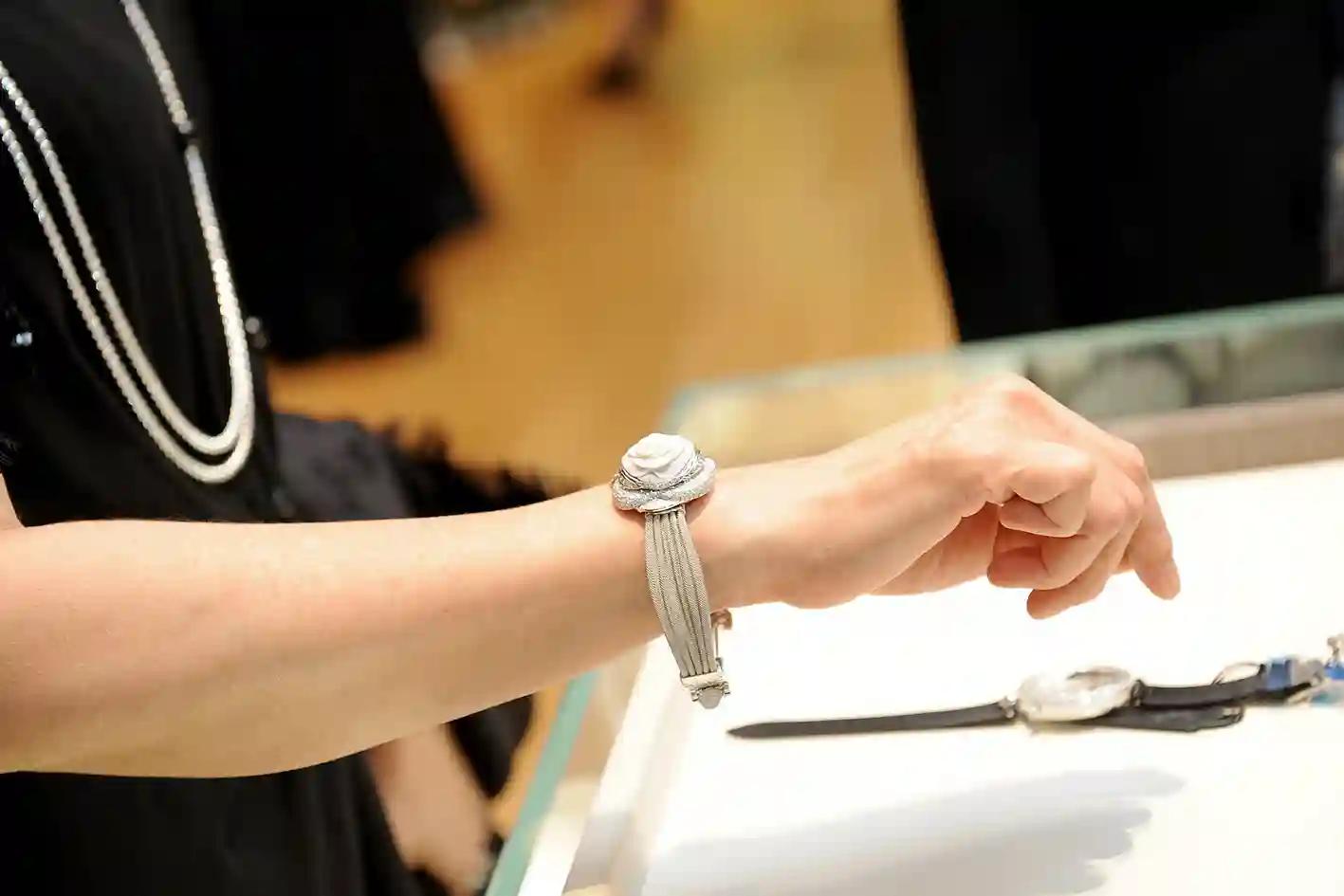 Apa Saja Kebutuhan Tersier? Ini Contoh dan Perbedaannya dengan Kebutuhan Primer & Sekunder