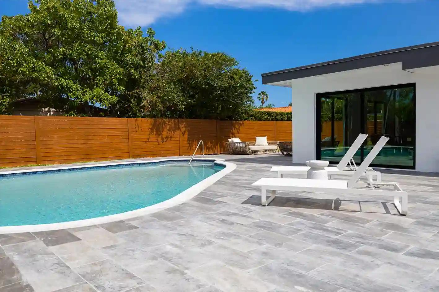 6 Desain Kolam Renang Kecil tapi Elegan untuk Hunian Perkotaan