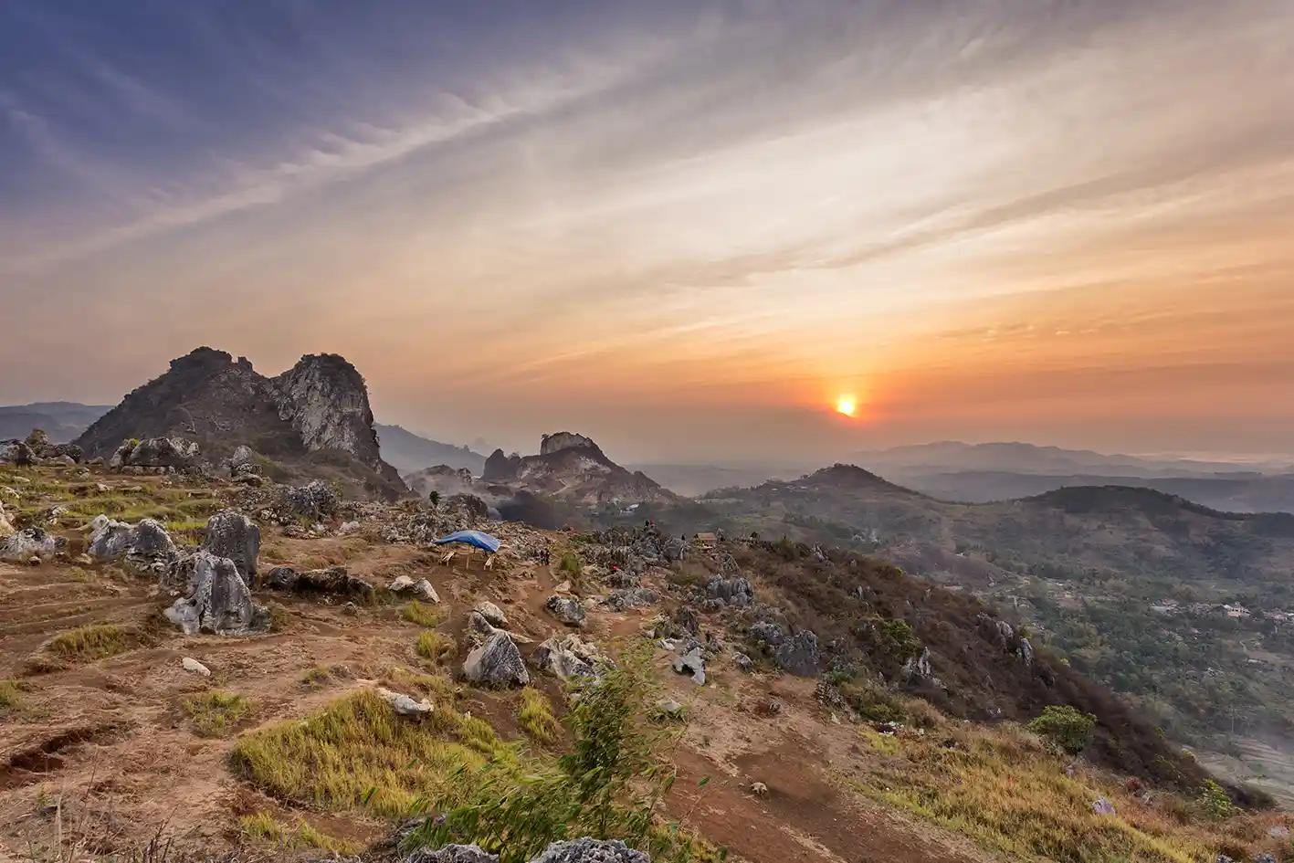 10 Rekomendasi Tempat Hiking di Bandung untuk Pemula